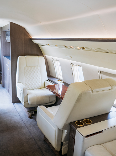 Nowoczesny samolot prywatny na tle nieba symbolizujący luksusowe podróże Rental Jets