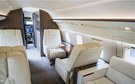 Grupa osób w luksusowym prywatnym odrzutowcu podczas czarteru grupowego Rental Jets